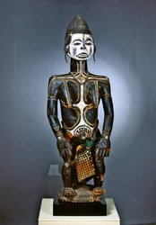 イドマ女性像（木、ペンキ、布）